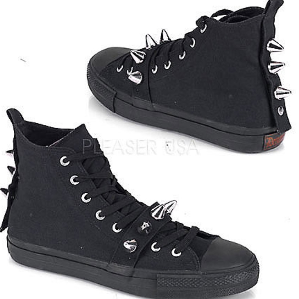 New Demonia sz 6 w studs n tags